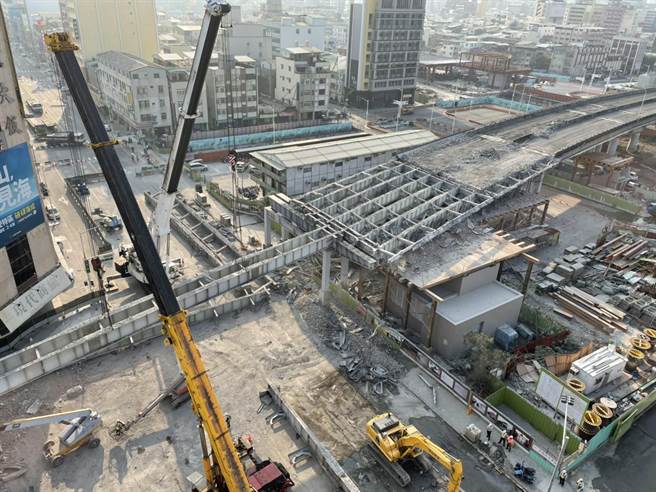 中博高架桥拆除工程截至2日清晨，工程进度已达40.1％，超前2.1％，应能如期于8日上午6时完工通车。（洪浩轩摄）