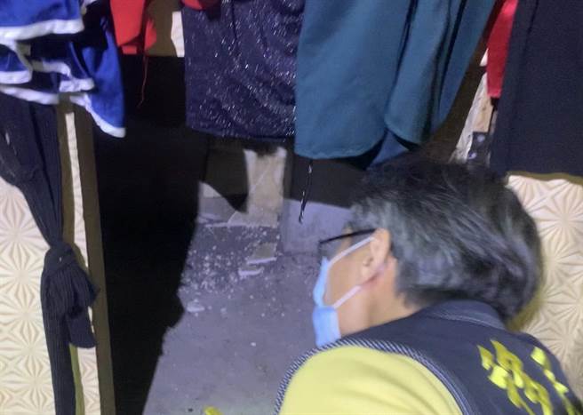 高雄市专勤队查缉冈山区一家小吃部，发现内藏密道，供外籍女子躲藏。（高雄市专勤队提供／林瑞益高雄传真）