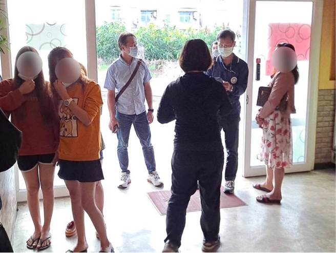 高雄市专勤队到冈山区一家小吃部，查获3名逾期的越南籍女子。（高雄市专勤队提供／林瑞益高雄传真）
