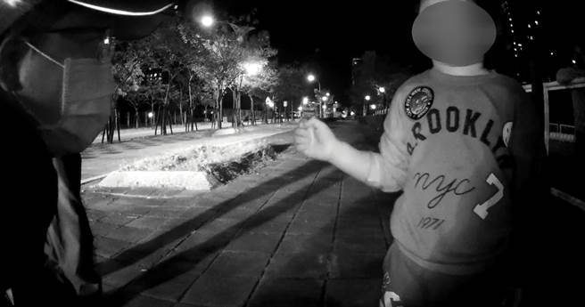 热心民眾发现小男童独自在附近的儿童游戏区哭泣，便请警方前来协助。（台中市警局第三分局提供／冯惠宜台中传真）