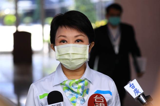 抢救凤梨市场，台中市长卢秀燕2日表示，已向县市首长表达关心，愿意协助帮忙卖凤梨。（卢金足摄）