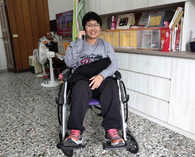 「我准备好了！」去年12月15日车祸受伤的太平区市议员张玉嬿，目前行动还须仰赖轮椅代步，但临时会绝不缺席。（市议员张玉嬿服务处提供）