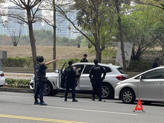 嘉义通缉犯驾驶一辆白色休旅车（中）到高雄，停放在路边停车格，遭警方围捕。（民眾提供）