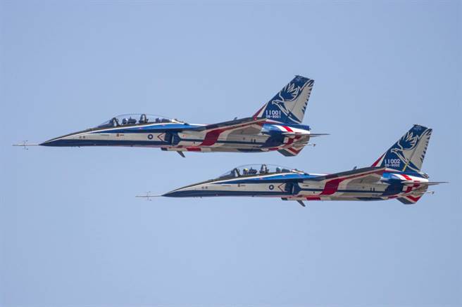 汉翔董座上午亲乘勇鹰高教机，本月将交付空军作战测评。(王姓航迷提供)
