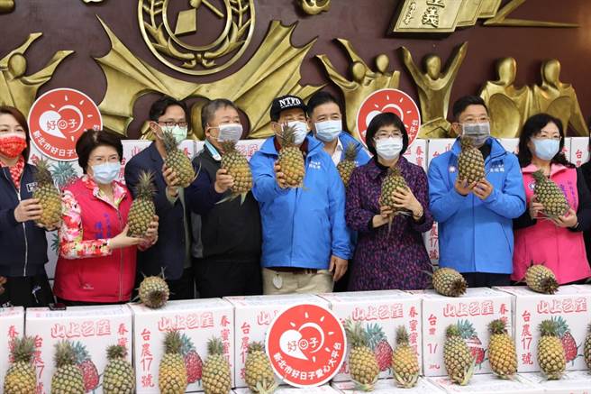 鳳梨禁運 新北議會國民黨團認購贈弱勢。（葉德正攝）