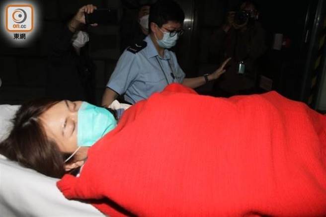 杨雪盈在出庭时身体不适，由担架抬走送医。（取自东网）