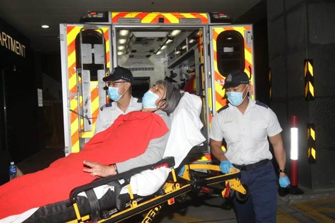 梁国雄送抵医院。（取自东网）
