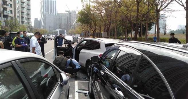 犯嫌驾驶BMW休旅车，停在高雄美术馆附近停车格，与警方展开枪战，身中多枪送医不治。（民眾提供）