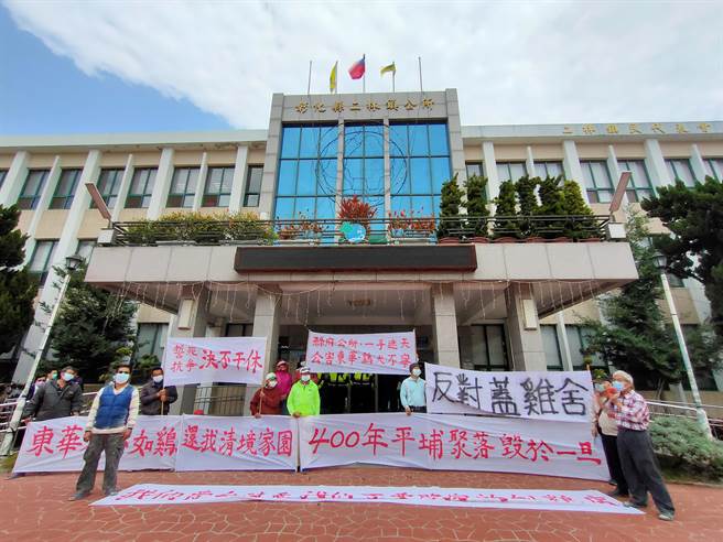 2日上午彰化县二林镇公所前聚集大批东华里民眾，抗议社区里要兴建养鸡场。（吴建辉摄）