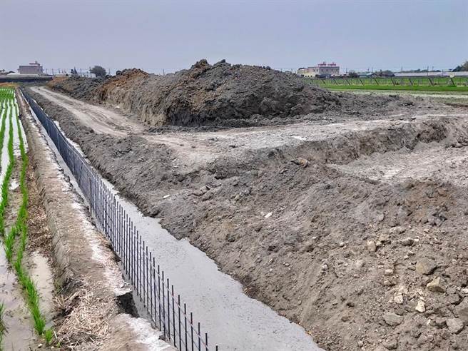 除了养鸡疑虑，许宋说，机具进驻后，还先挖走原本丰沛的土壤，再趁半夜倾倒不知名的废土进来，相当恶劣。（彰化环盟提供／吴建辉彰化传真）