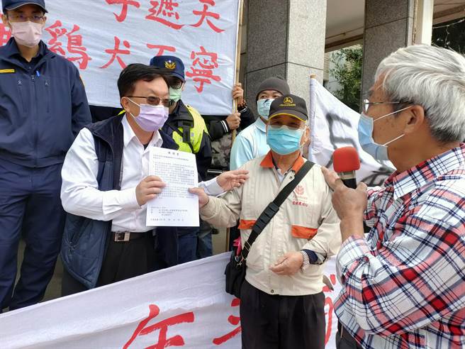 公所派员出面接下陈情书，也允诺会给民眾一个满意的答覆。（吴建辉摄）