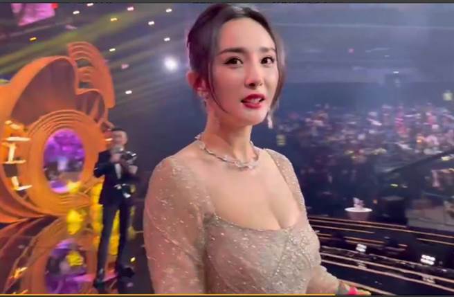 邓超曝光舞台视角，杨幂超胸北半球被看光。（图／取材自邓超微博）