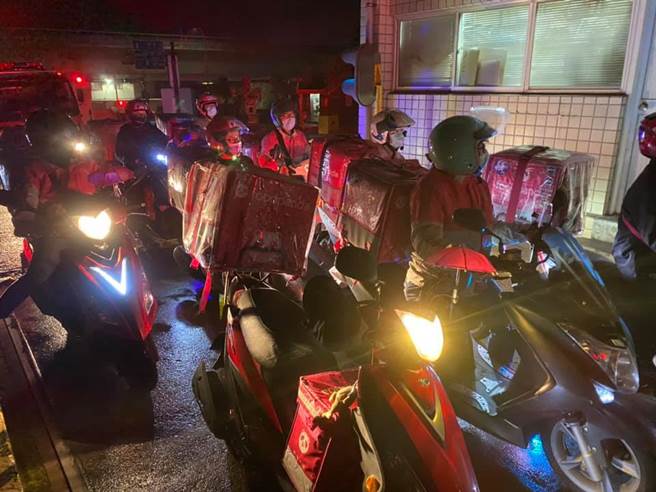 八里当地店家与外送员眼见消防人员连夜救火，自发集资买了许多饮料食物慰劳消防人员。（图／翻摄自脸书社团「八里」）