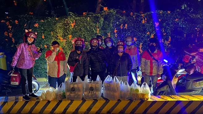 八里当地店家与外送员眼见消防人员连夜救火，自发集资买了许多饮料食物慰劳消防人员。（图／翻摄自脸书社团「八里」）