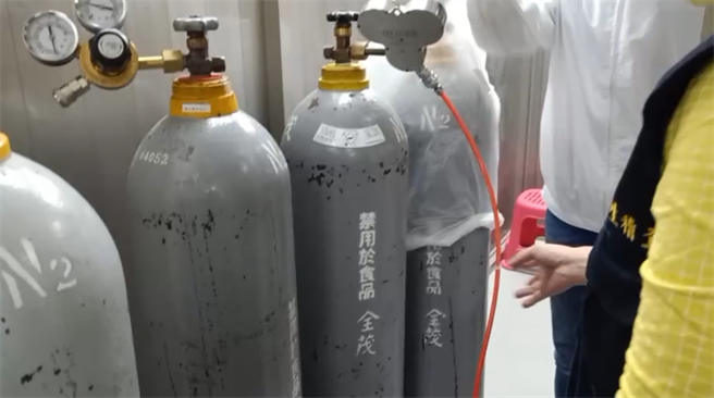 填充米饼包装的钢瓶上，大喇喇写着「禁用食品」字样。（新北市卫生局提供／许哲瑗新北传真）