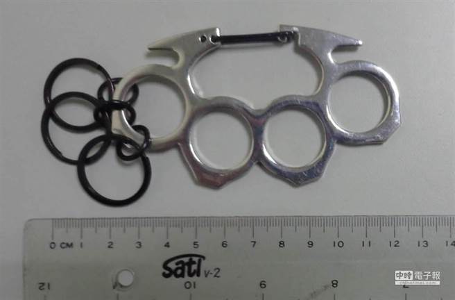 新北市淡水李姓男子持手指虎刀攻击妻子头部，士林地检署依杀人未遂罪提起公诉。图为手指虎与本案无关。（图：本报资料照）