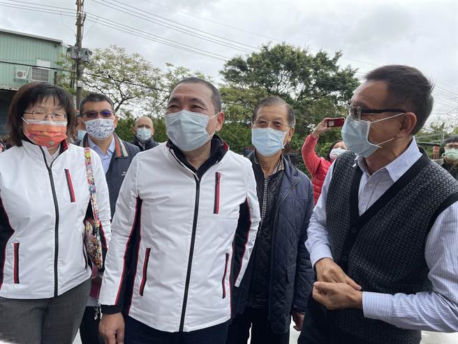 新北市長八里掩埋場大火悶燒2日，惡臭味飄散。侯友宜今表示，悶燒垃圾都是過年回收的家具，盼2至3天快速解決火勢。（記者蔡雯如攝）