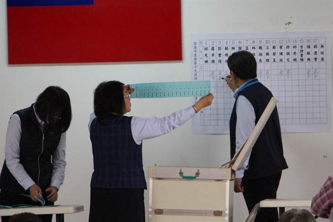 苗栗市農會被視為一級戰區，2日舉行召開會員代表大會選舉，理事選舉戰況激烈。（何冠嫻攝）