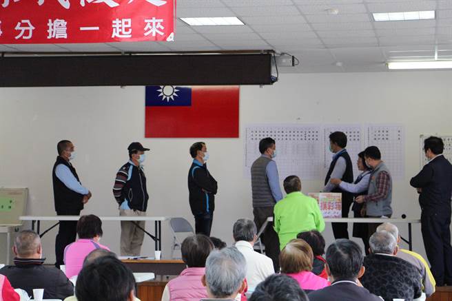 苗栗市農會2日舉行召開會員代表大會，理事選舉戰況激烈，最後以抽籤分出勝負。（何冠嫻攝）
