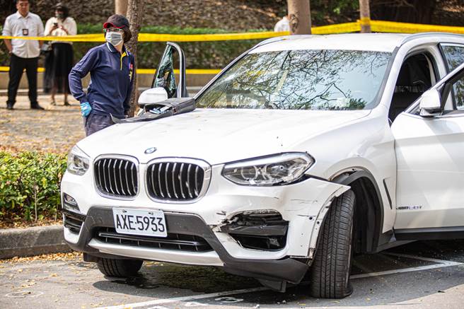 李姓嫌犯驾驶白色休旅车，逃跑时遭警方围捕，还企图在车内持枪回击，警方开19枪制止。（袁庭尧摄）