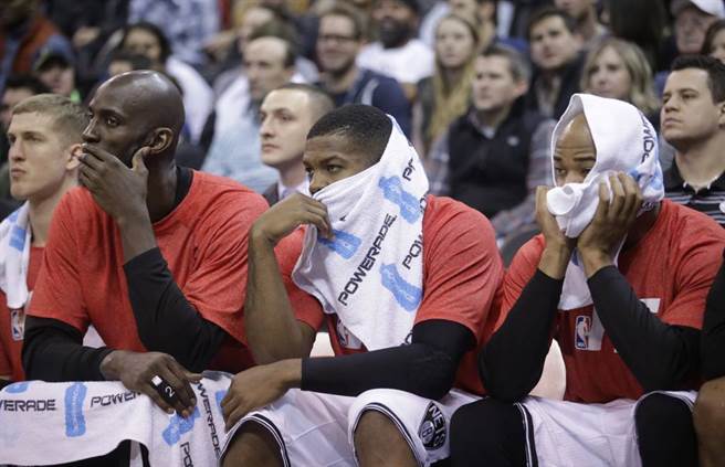 几年前布鲁克林篮网队延揽贾奈特(左)、乔强森(中)等猛将，缴纳史上最高额的豪华税。（美联社资料照）