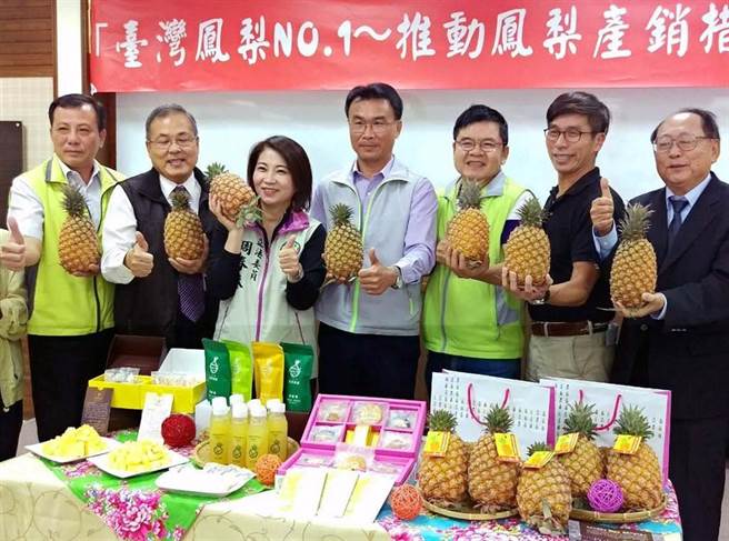 图为农委会主委陈吉仲（中）在去年农产品外销因受新冠肺炎影响时，宣告採取多项产销措施。（图为中时资料照）