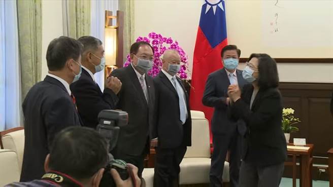 蔡英文總統今天接見八大工商團體表示，今年的經濟成長預測也不錯，應該會達到4％以上。（總統府提供）