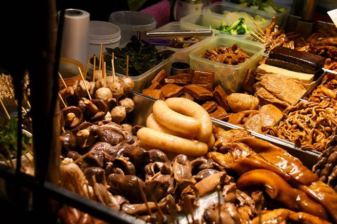 一名网友表示，在夜市买加热滷味，却发现店家不慎将他点的香肠掉到地面，清洗过后再度丢回锅里，令他不满呛「永不光顾」。（图／示意图，达志影像）