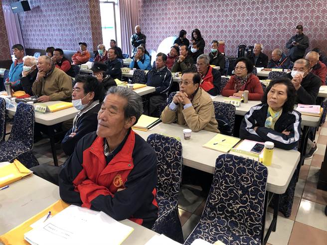 金门县农会第13届理、监事选举由44位会员代表以无记名连记投票法进行投票，其中理事有16人登记参选，应选出15人，候补理事1人。另监事有7人登记参选，应选出5名，候补监事5名。（李金生摄）