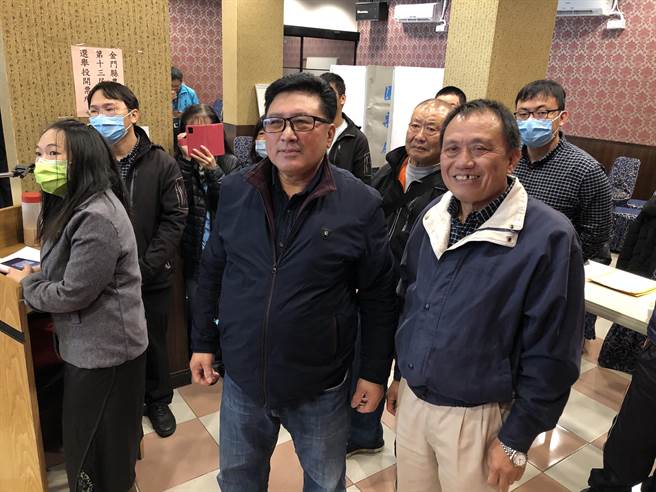 改选过程顺利平和，现任理事长蔡水游（中）偕会务干部出席。（李金生摄）