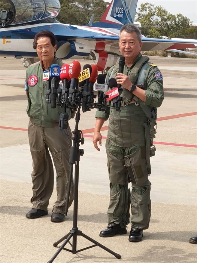 漢翔董事長胡開宏（右）同乘勇鷹高教機。呂昭隆攝