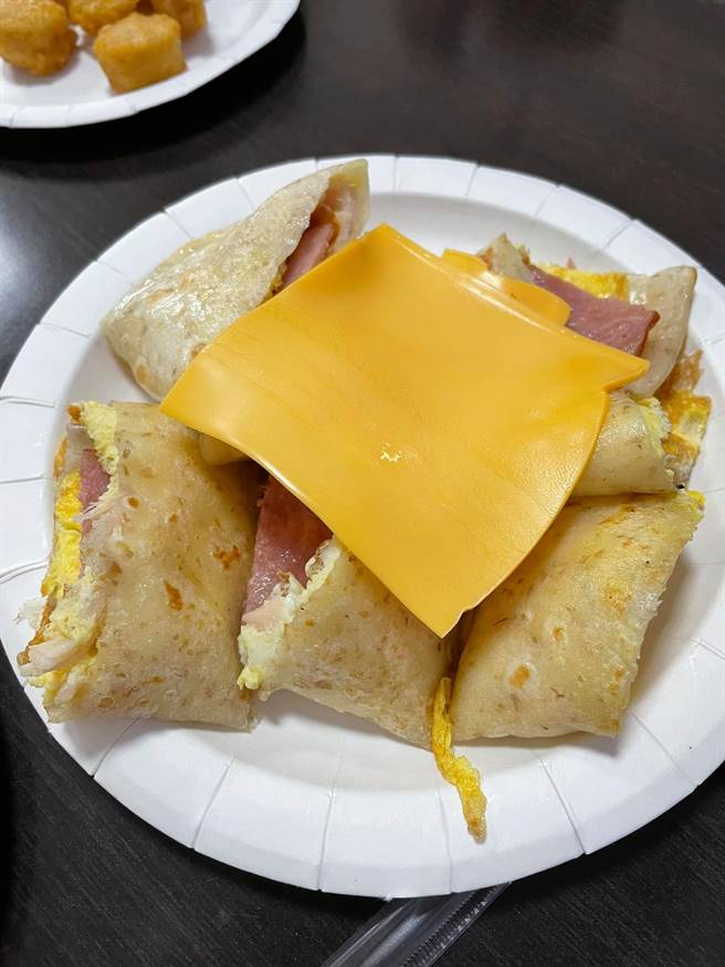 图为原PO拿到的蛋饼。(翻摄自 爆怨公社)