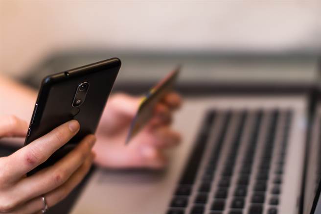 人夫身上飘出女人香水味 被拒当种马对话成偷吃铁证。（示意图／达志影像）