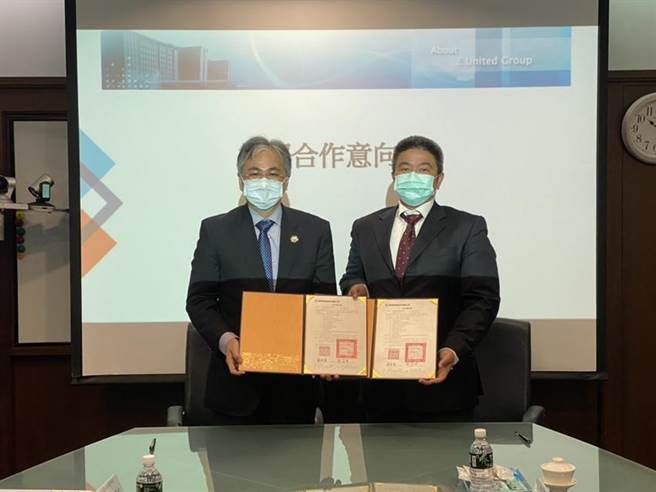 签约仪式由烨联总经理苏裕崑(右)与朝阳科技大学校长郑道明(左)代表签订合作意向书。（图／烨联钢铁公司提供）
