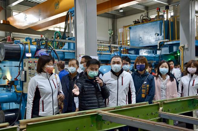新泰塭仔圳重划区仍有568家工厂等待搬迁，新北市长侯友宜今莺歌视察转型工厂。（记者蔡雯如摄）