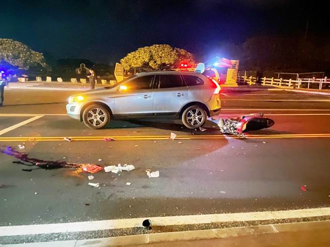 高龄80岁的锺姓老翁，昨晚骑乘机车，不明原因，突然追撞前方停等红灯的休旅车，撞击力道过大，锺翁当场喷飞至对向车道，头部重创，送医急救仍伤重不治。（民眾提供／罗亦晽花莲传真）