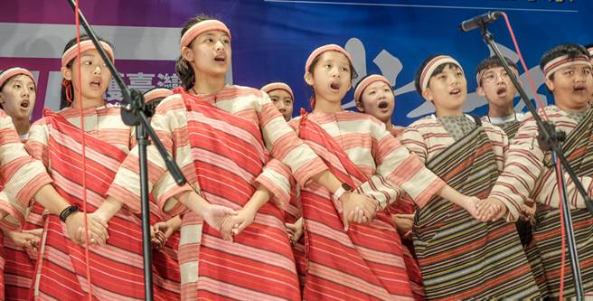 原乡小朋友学习传统歌谣，比较能接触到原住民母语及文化的机会。（罗浚滨摄）