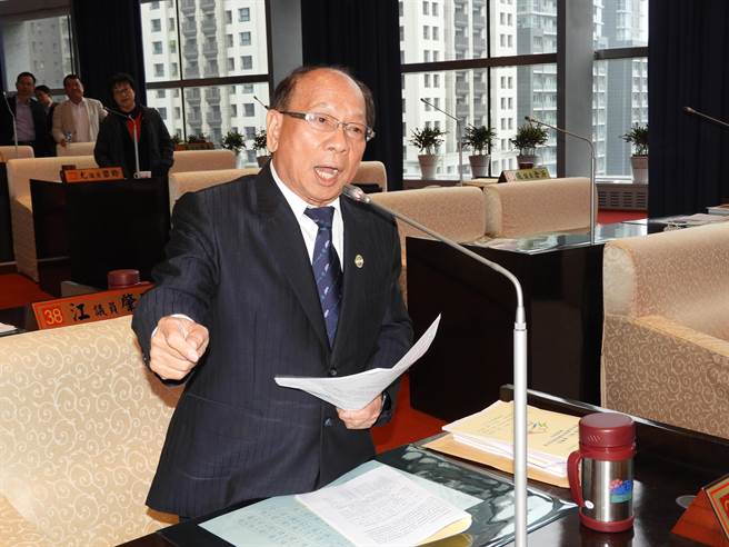 市议会民进党团总召谢明源说，他将请党团议员及议员认识的企业家们，一起来响应採购台湾凤梨。（陈世宗摄）