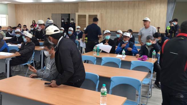 雲林縣虎尾鎮農會決議總幹事屆滿離職，17名會員代表離席抗議。（張朝欣攝）