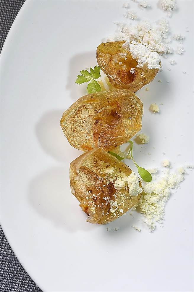 〈渥达尼斯磨坊〉新菜〈滚石〉的形色很独特，呈盘宛如「当代艺术」作品。（图／姚舜）