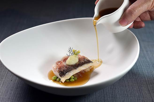 〈渥达尼斯磨坊〉新菜〈市场鲜鱼〉，是在低温烹制的马头鱼上以用鱼胶和苹果醋制的白酱提味，底部衬烟熏油拌炒的白木耳和青豆仁，并冲入鱼高汤赋味。（图／姚舜）