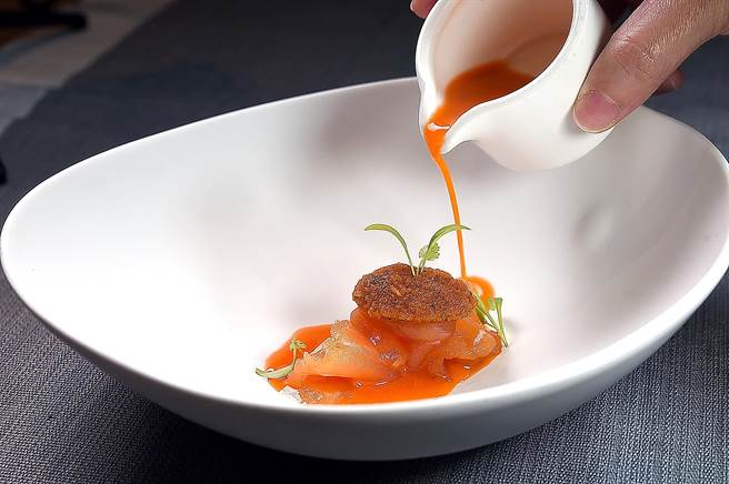 用腌渍鲑鱼搭配胡萝卜酱汁与胡萝 卜泥、杜松子油和香菜油提味的菜式〈珊瑚〉，本季仍保留在〈渥达尼斯磨坊〉晚餐套餐中。（图／姚舜）