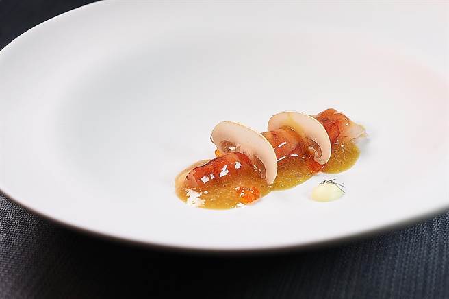 〈渥达尼斯磨坊〉上季虾肴是〈麦田虾〉，本季改出用鯷鱼卵和柠檬奶油酱汁提味的〈醍醐虾〉。（图／姚舜）