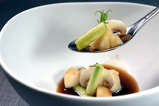 〈海竹〉是以用淡菜与乌贼熬煮的高汤，以及日本进口的甜葱为煎炙干贝与蘑菇提味。（图／姚舜）