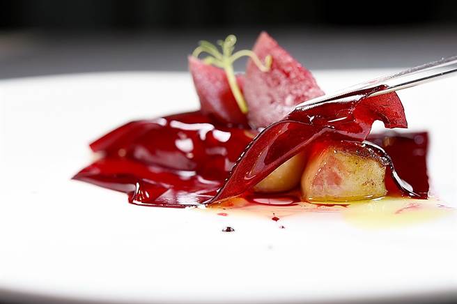 以甜菜根作的红色晶冻薄片覆盖鸭肝上，〈舞裙〉这道菜的灵感来自佛朗明哥舞。（图／姚舜）