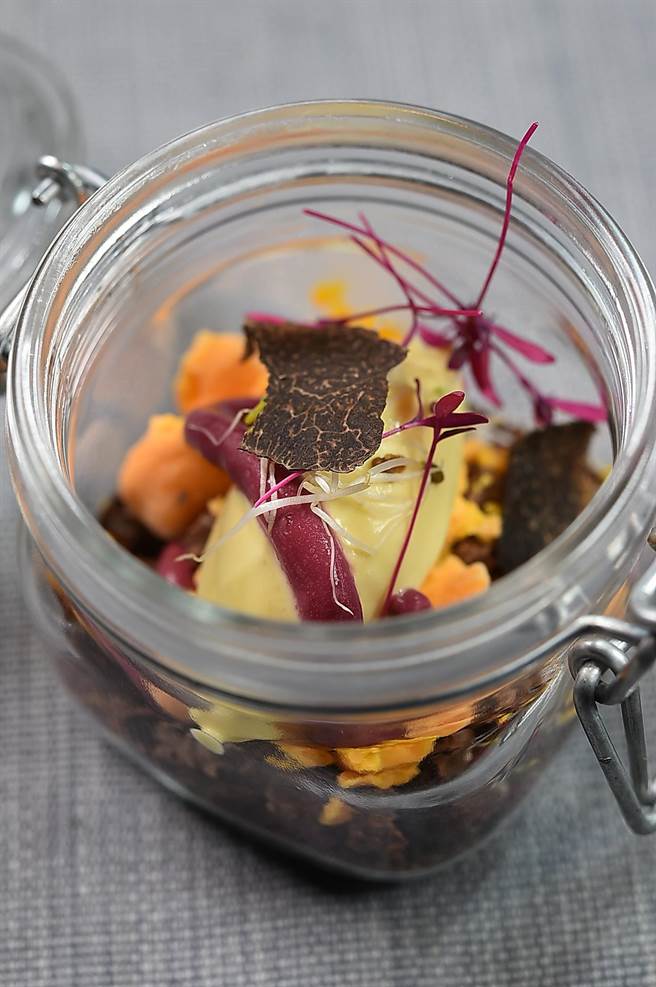 〈渥达尼斯磨坊〉本季套餐的新甜点〈春泥〉，是以胡萝卜、奶油乳酪与巧克力，建构一大地回春的意象。（图／姚舜）