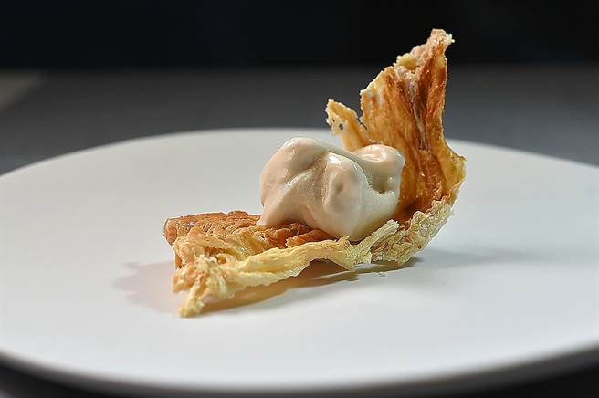 〈渥达尼斯磨坊〉套餐甜点〈黑啤酒冰淇林〉，是放在用牛奶浓缩后煎烤得像树皮的「脆皮牛奶」上呈现。（图／姚舜）