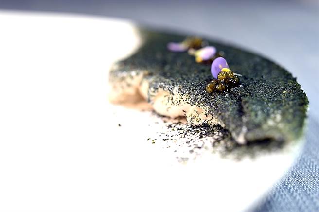 〈渥达尼斯磨坊〉套餐甜点〈山与海〉，以冰淇淋、海藻粉和鱼子酱在餐盘中营造自然意象。（图／姚舜）
