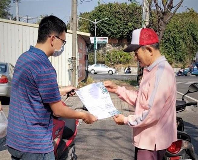 高雄市都發局人員日前親送遷村計畫折頁給小港六里居民。（高雄市都發局提供／林瑞益高雄傳真）