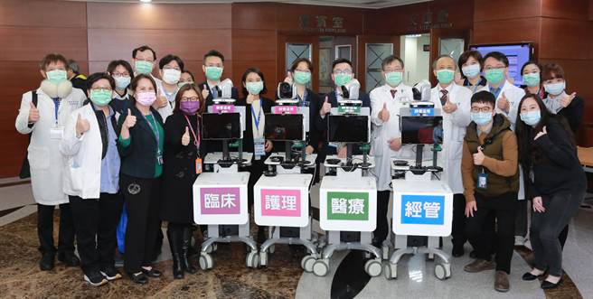 童敏哲院长(前排右四)与各组视讯同仁合照。（童医院提供）